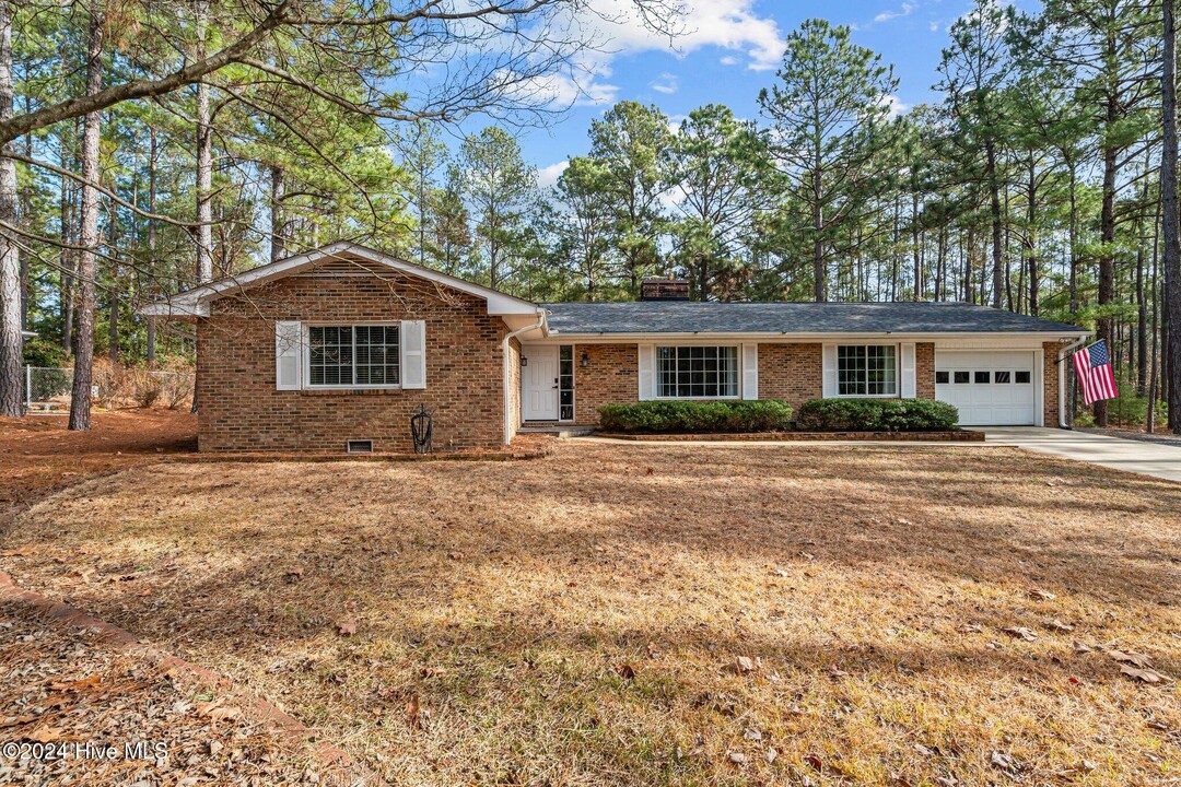 85 Pine Lake Dr in Whispering Pines, NC - Building Photo