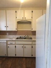 950 N Old Manor Rd in Wichita, KS - Foto de edificio - Building Photo