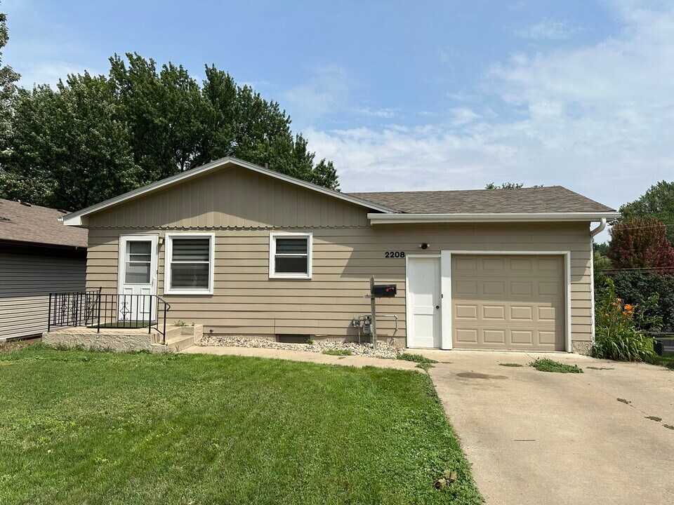2208 S Hawthorne Ave in Sioux Falls, SD - Foto de edificio