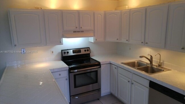 703 Springdale Cir in Palm Springs, FL - Building Photo - Building Photo