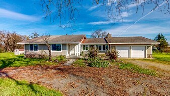 528 Irwin Ln in Santa Rosa, CA - Building Photo