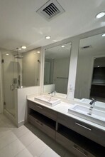 1300 S Miami Ave, Unit 4404 in Miami, FL - Building Photo - Building Photo