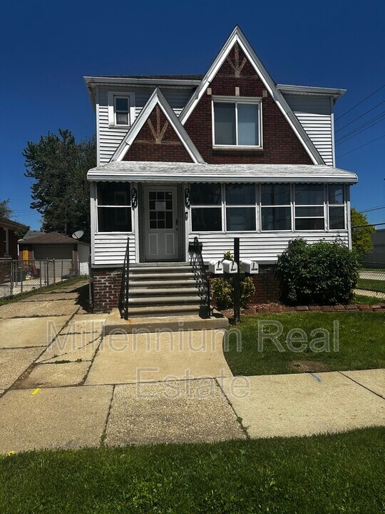 7373 Wiegand Blvd in Center Line, MI - Building Photo