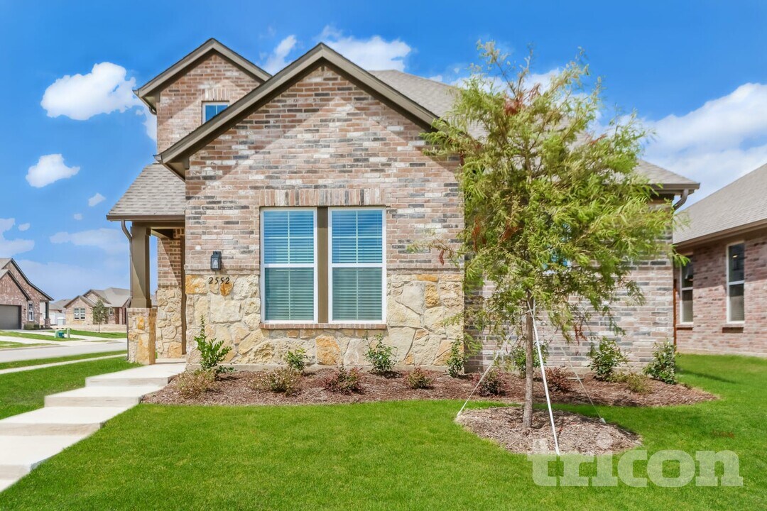 2552 Finch Holw Dr in McKinney, TX - Foto de edificio