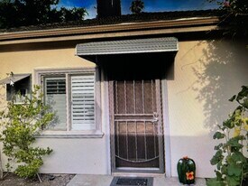 5345 Quakertown Ave in Woodland Hills, CA - Building Photo