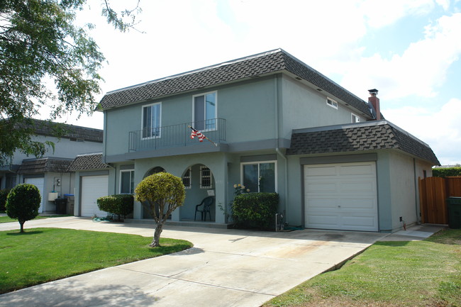 4711 Eagle Lake Dr in San Jose, CA - Foto de edificio - Building Photo