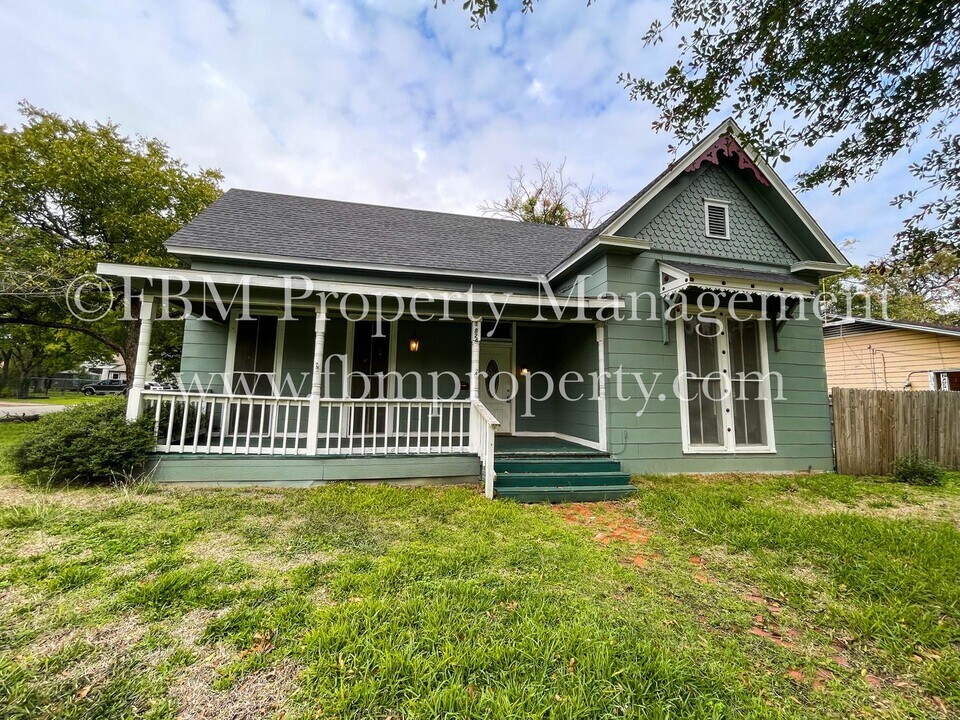 1824 W 5th Ave in Corsicana, TX - Building Photo