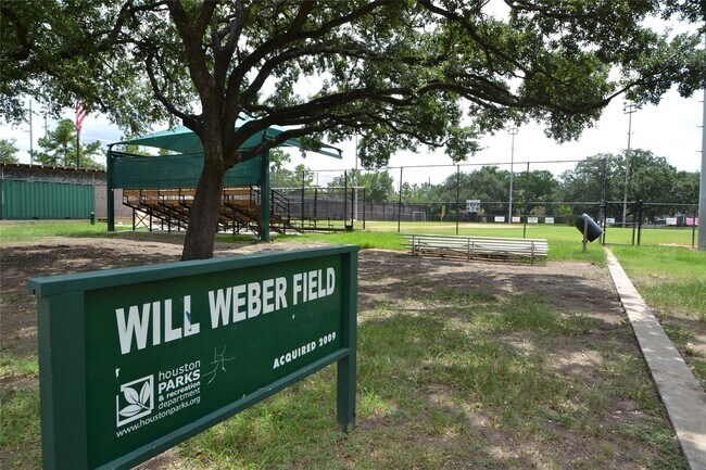 1635 Castle Ct in Houston, TX - Foto de edificio - Building Photo