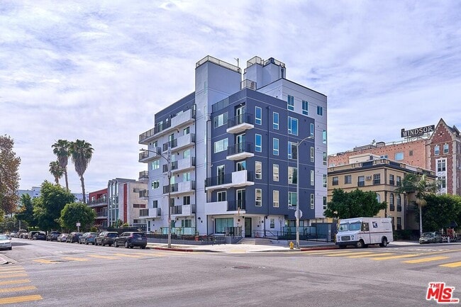 707 S Berendo St in Los Angeles, CA - Foto de edificio - Building Photo