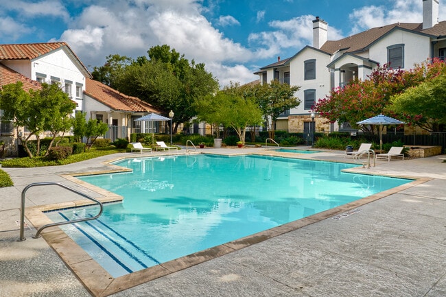 Legends Lake Creek in Austin, TX - Foto de edificio - Building Photo