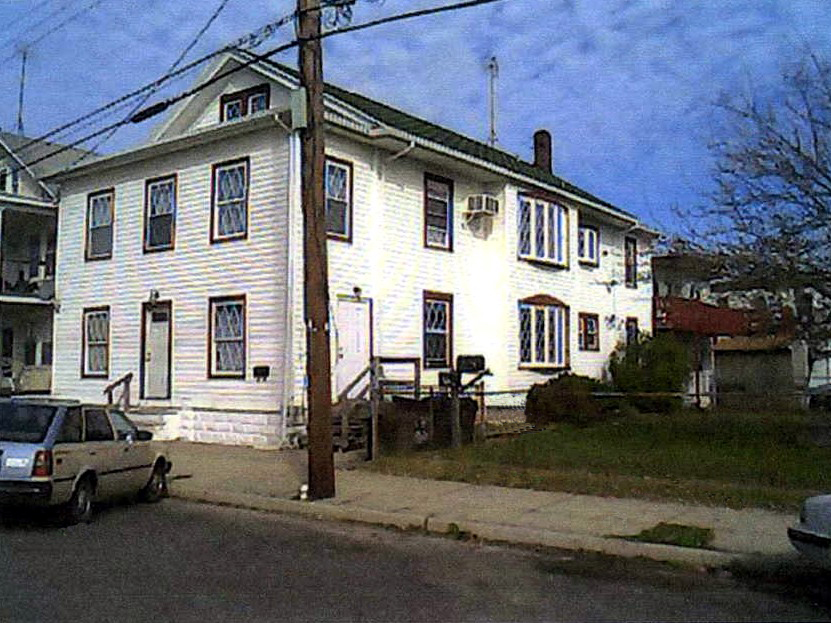 147 E Roberts Ave in Wildwood, NJ - Building Photo