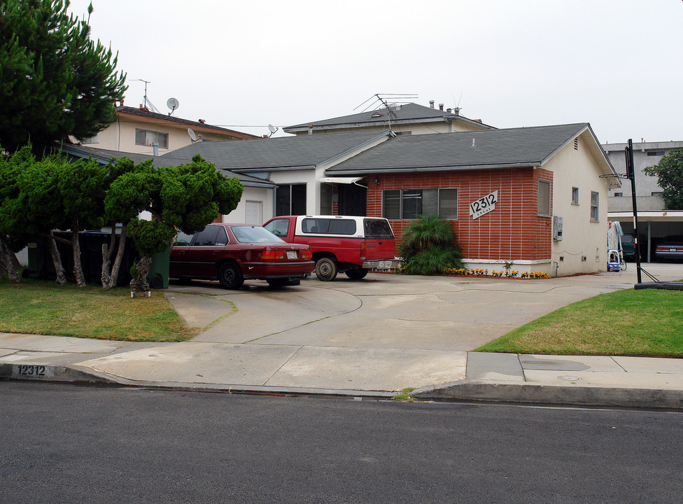 12312 Manor Dr in Hawthorne, CA - Building Photo