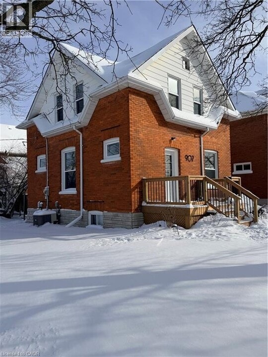 907 Vine St in Cambridge, ON - Building Photo