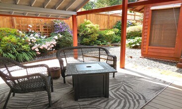 5036 Beach Way NE in Olympia, WA - Foto de edificio - Building Photo