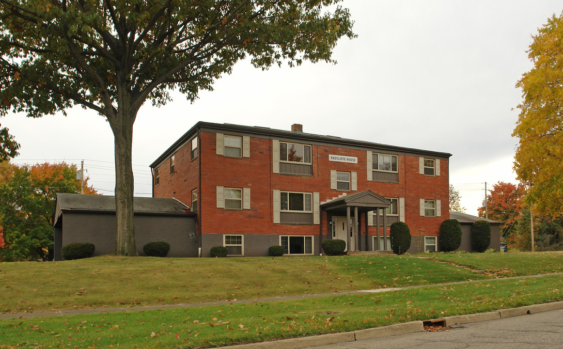 2841 Dunstan Dr in Warren, OH - Foto de edificio