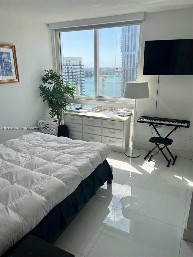 600 NE 27th St, Unit 2605 in Miami, FL - Building Photo - Building Photo