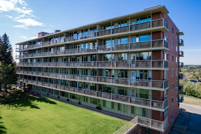 Devonshire House in Calgary, AB - Building Photo - Building Photo