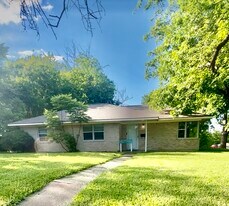 2704 Cedar Dr in Huntsville, TX - Building Photo