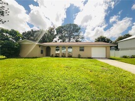 544 SE Chapman Ave in Port St. Lucie, FL - Building Photo