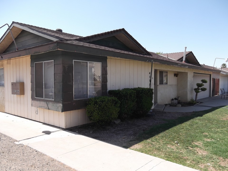 4731 Columbus St in Bakersfield, CA - Foto de edificio