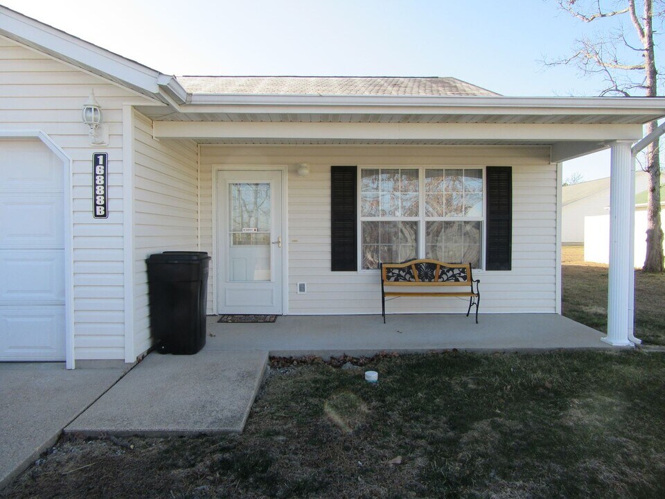 16888 Hurricane Ln in St. Robert, MO - Building Photo