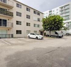 5501 NW 7th St in Miami, FL - Foto de edificio - Building Photo