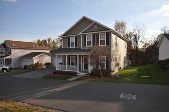 Stewart Terrace in New Windsor, NY - Foto de edificio - Building Photo