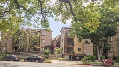 Columbus Apartments in Glendale, CA - Foto de edificio - Building Photo