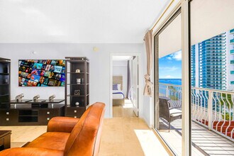 1200 Brickell Bay Dr in Miami, FL - Building Photo - Building Photo