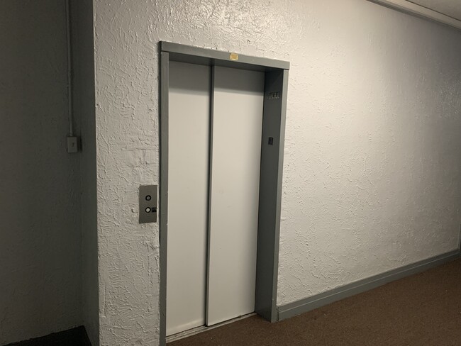 238 S Kenmore Ave, Unit S Kenmore in Los Angeles, CA - Foto de edificio - Building Photo