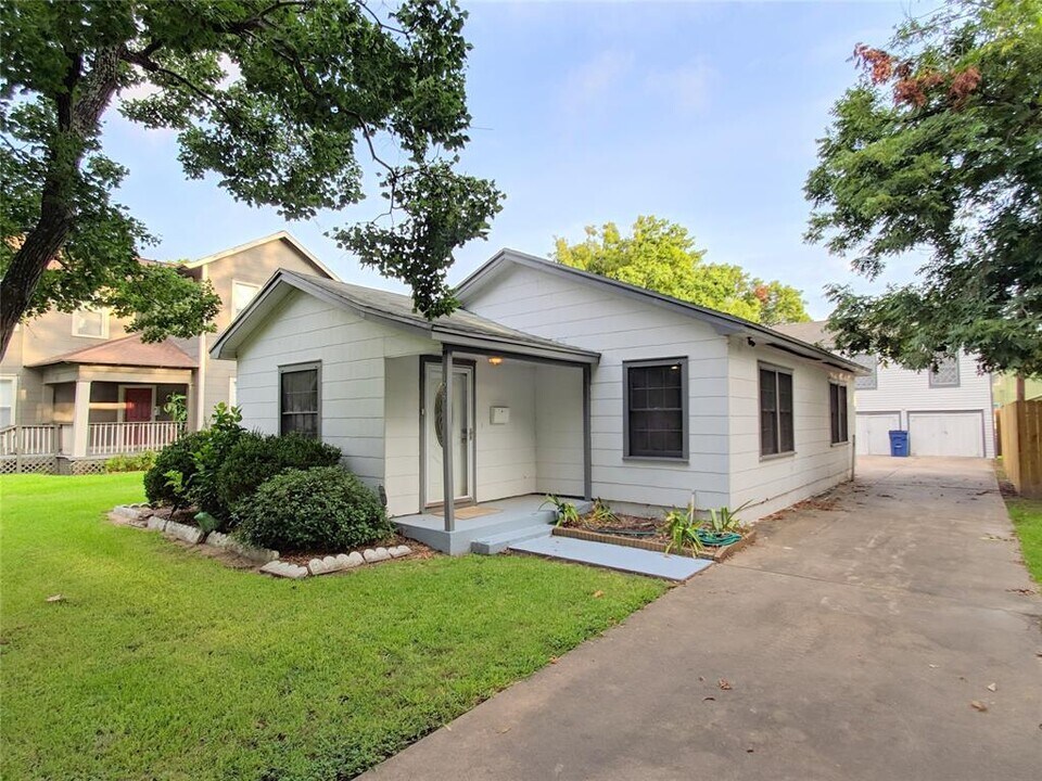 128 7th St N in Texas City, TX - Building Photo