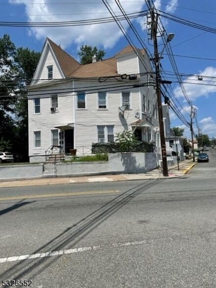 329 Wagaraw Rd in Hawthorne, NJ - Building Photo