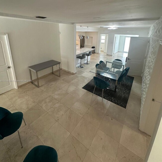 17650 NE 19th Ave in North Miami Beach, FL - Building Photo - Building Photo