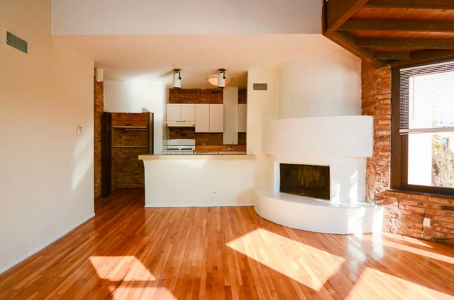 553 W Wellington Ave, Unit 2F in Chicago, IL - Building Photo - Building Photo