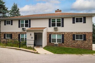 1933 Fairview Dr in West Bend, WI - Building Photo