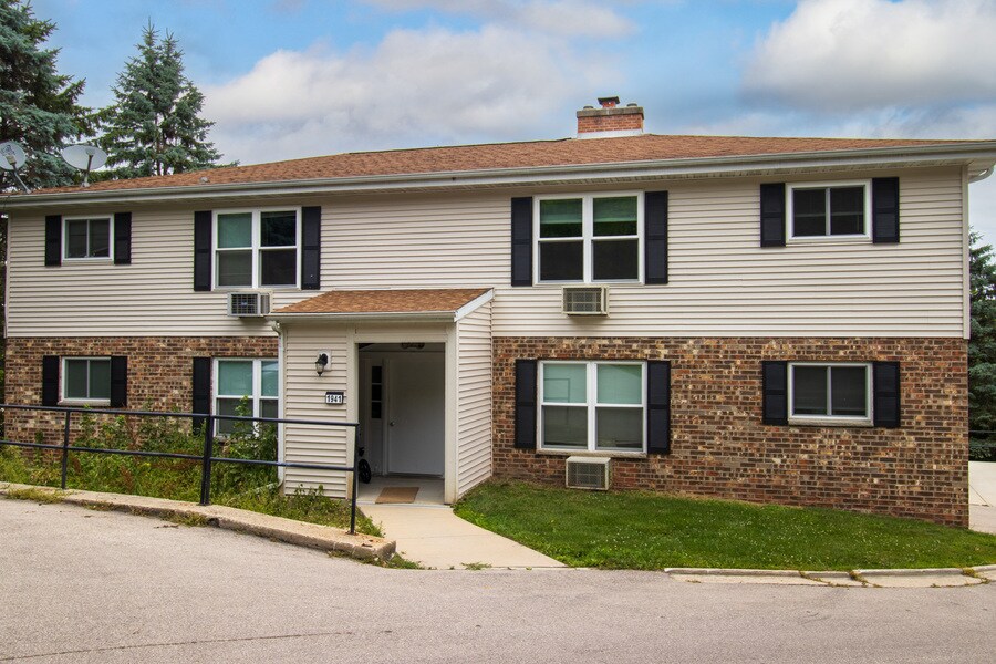 1933 Fairview Dr in West Bend, WI - Building Photo