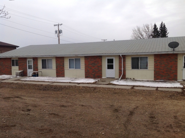 215 3rd Ave NW in Parshall, ND - Building Photo