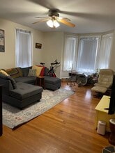 16 Maple St, Unit 4 in Waltham, MA - Foto de edificio - Building Photo