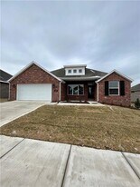 1545 N Dawes St in Fayetteville, AR - Building Photo