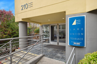 Lake Union Terrace Apartments in Seattle, WA - Foto de edificio - Building Photo