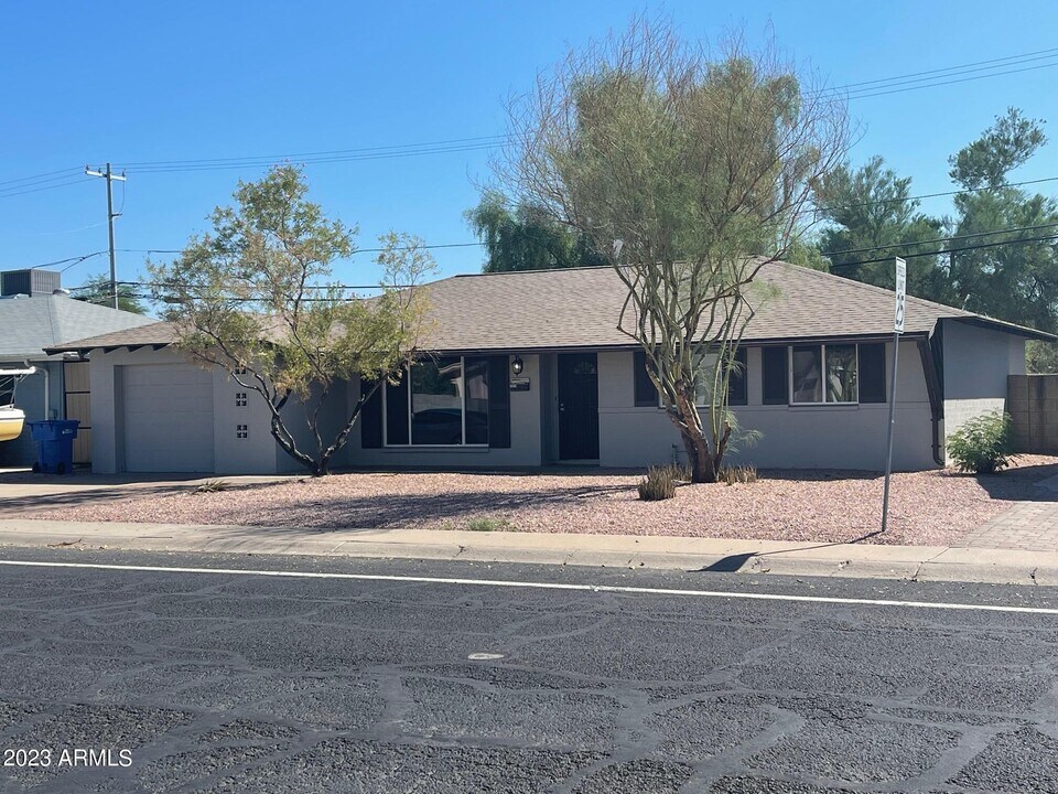 12611 N 25th Ave in Phoenix, AZ - Building Photo