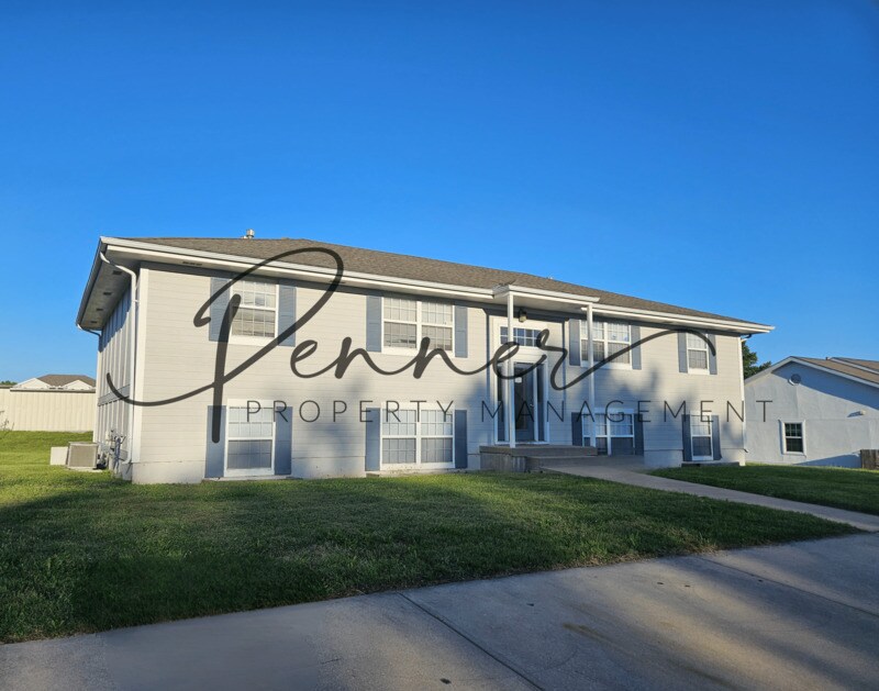 132 N Crest Dr in Raymore, MO - Building Photo