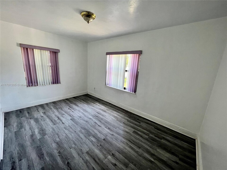 1801 NW 88th St in Miami, FL - Foto de edificio