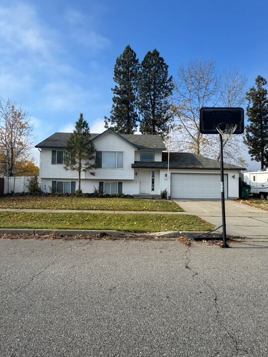 7345 N Winter View Dr in Coeur d'Alene, ID - Building Photo