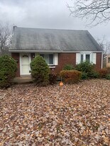 827 Garlow Blvd in Pittsburgh, PA - Building Photo