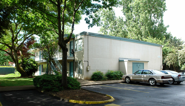 West Oaks Apartments in Eugene, OR - Building Photo - Building Photo