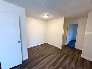 1750 Karen Ave in Las Vegas, NV - Building Photo - Building Photo