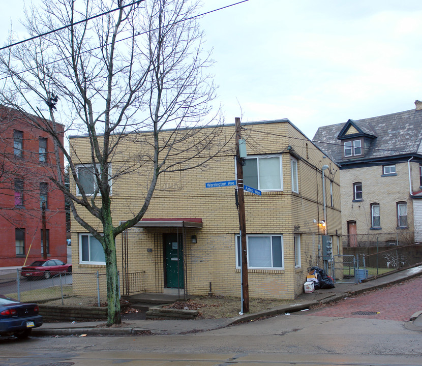 521 E Warrington Ave in Pittsburgh, PA - Building Photo