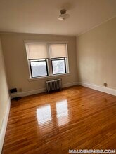 349 Pleasant St, Unit B2-2 in Malden, MA - Foto de edificio - Building Photo