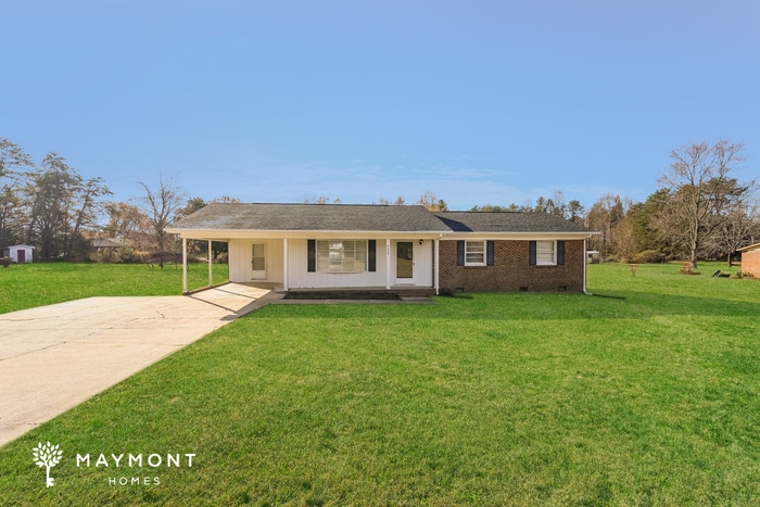 4604 Honey Dew Dr in McLeansville, NC - Foto de edificio